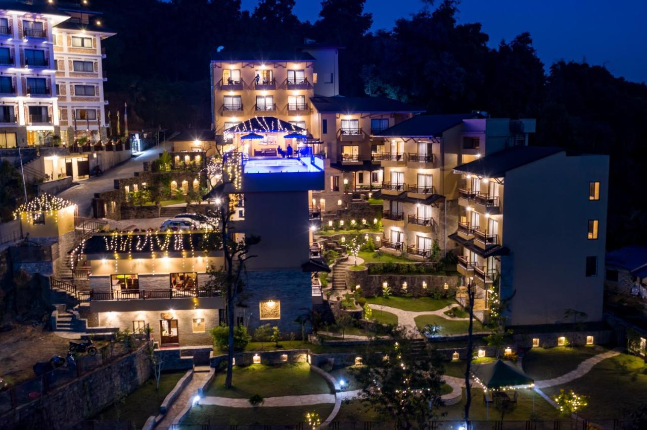 Bar Peepal Resort Pokhara Ngoại thất bức ảnh The resort at night