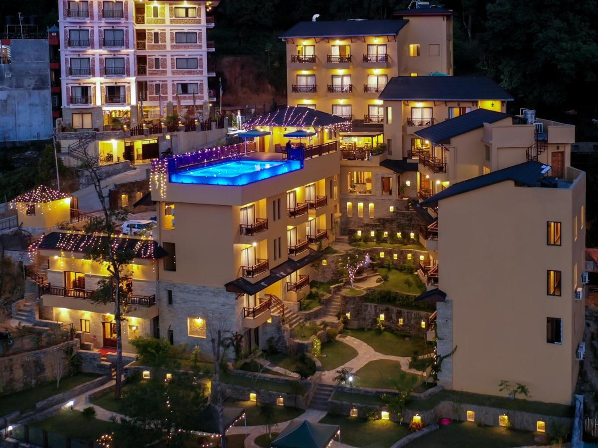Bar Peepal Resort Pokhara Ngoại thất bức ảnh The hotel at night