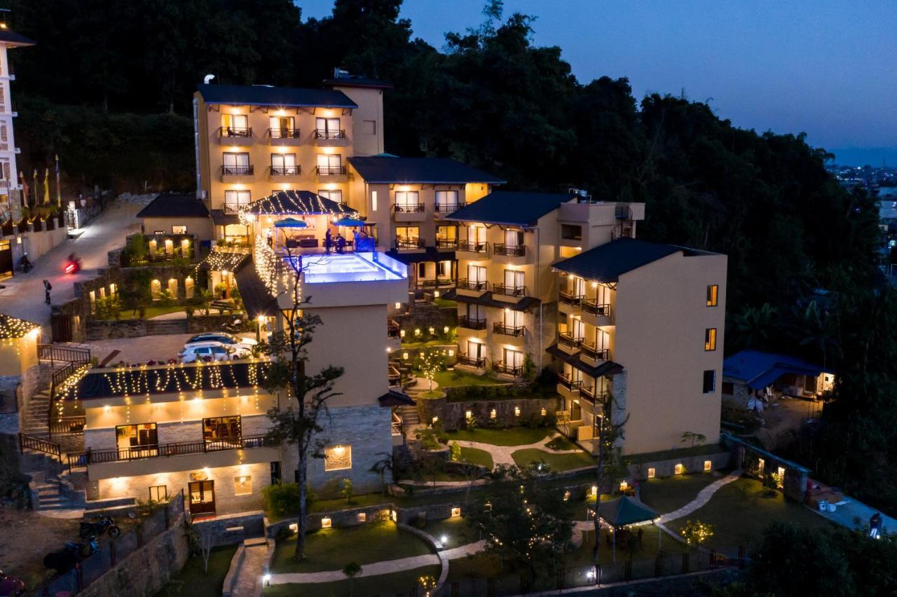 Bar Peepal Resort Pokhara Ngoại thất bức ảnh The resort at night