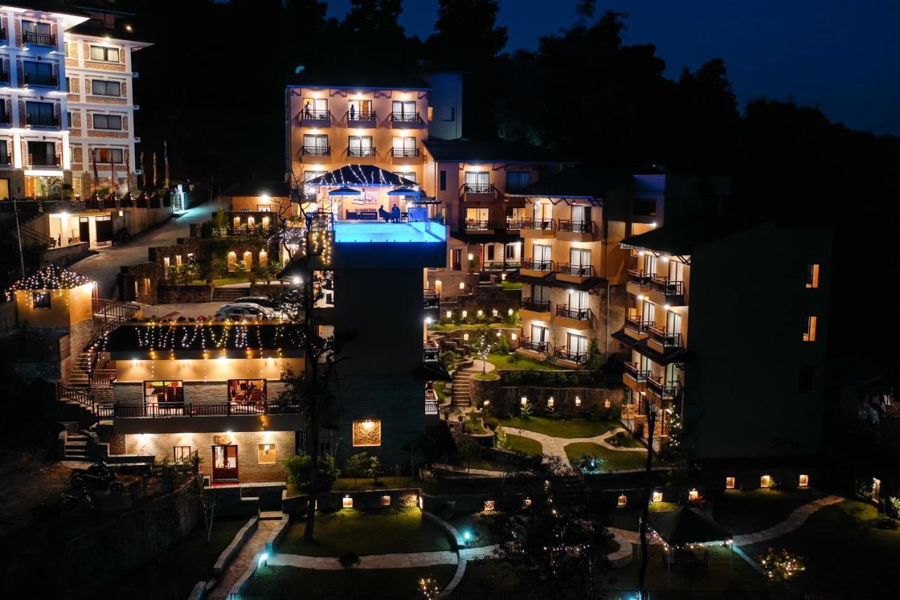 Bar Peepal Resort Pokhara Ngoại thất bức ảnh The resort at night