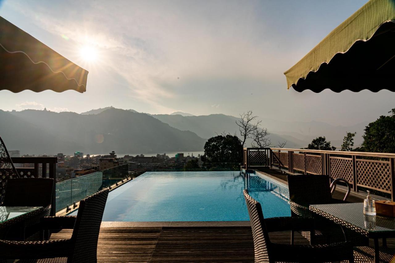 Bar Peepal Resort Pokhara Ngoại thất bức ảnh The swimming pool at the hotel