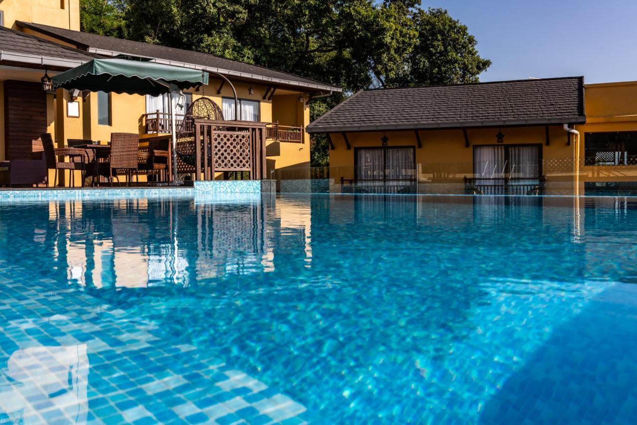 Bar Peepal Resort Pokhara Ngoại thất bức ảnh The swimming pool at the hotel