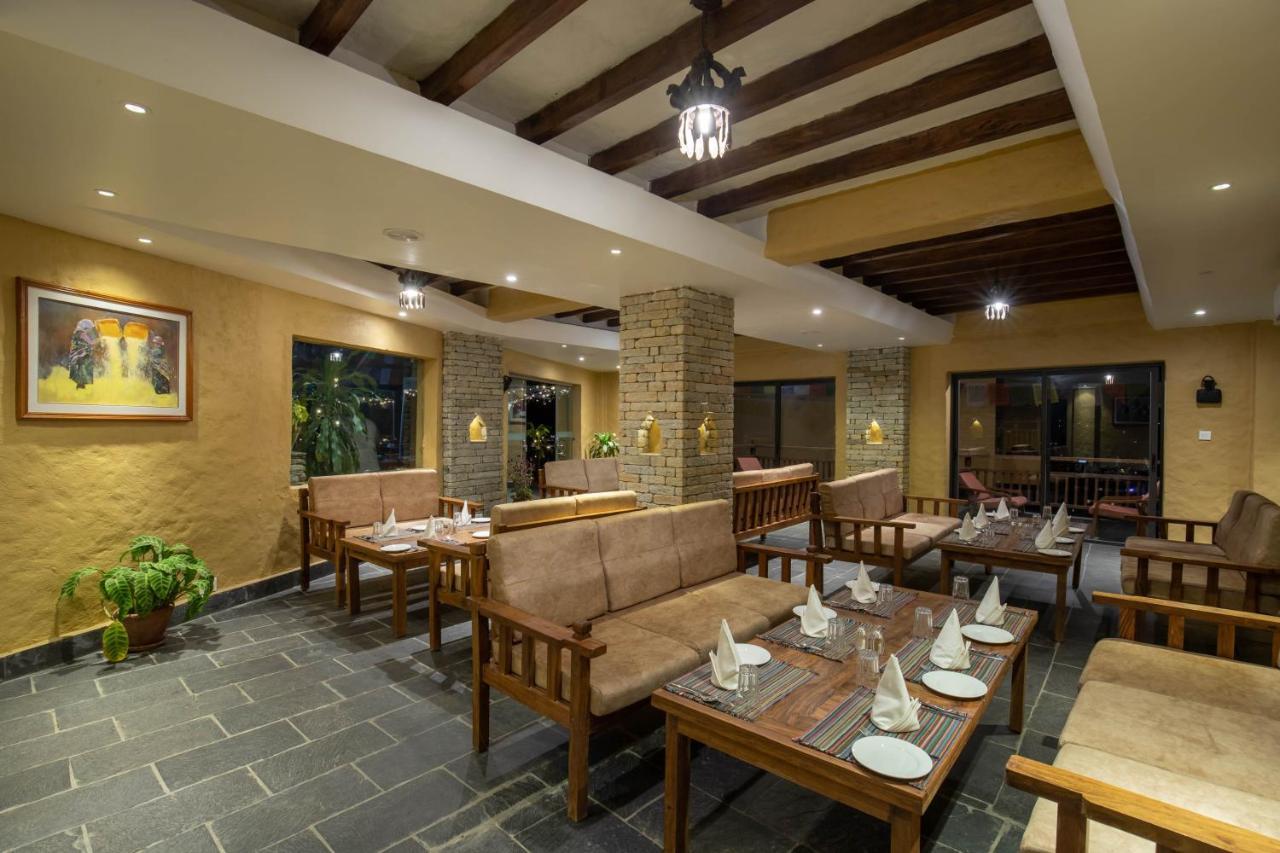 Bar Peepal Resort Pokhara Ngoại thất bức ảnh The restaurant at the resort