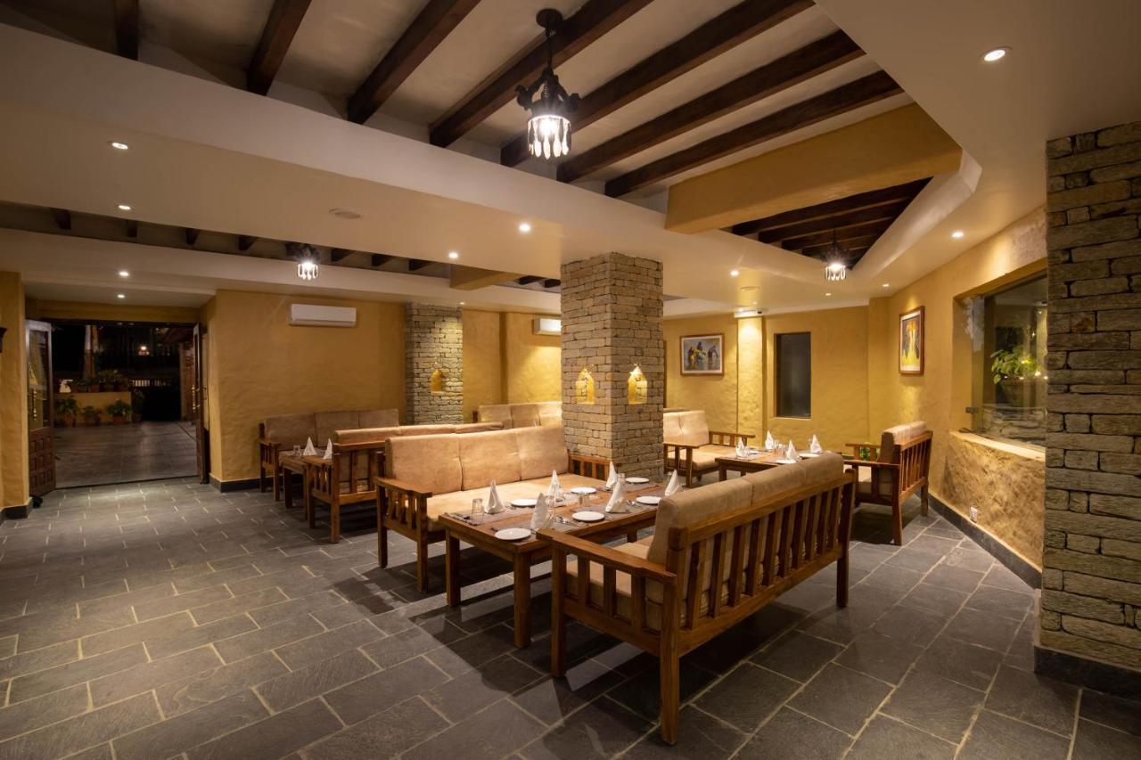 Bar Peepal Resort Pokhara Ngoại thất bức ảnh The restaurant at the resort