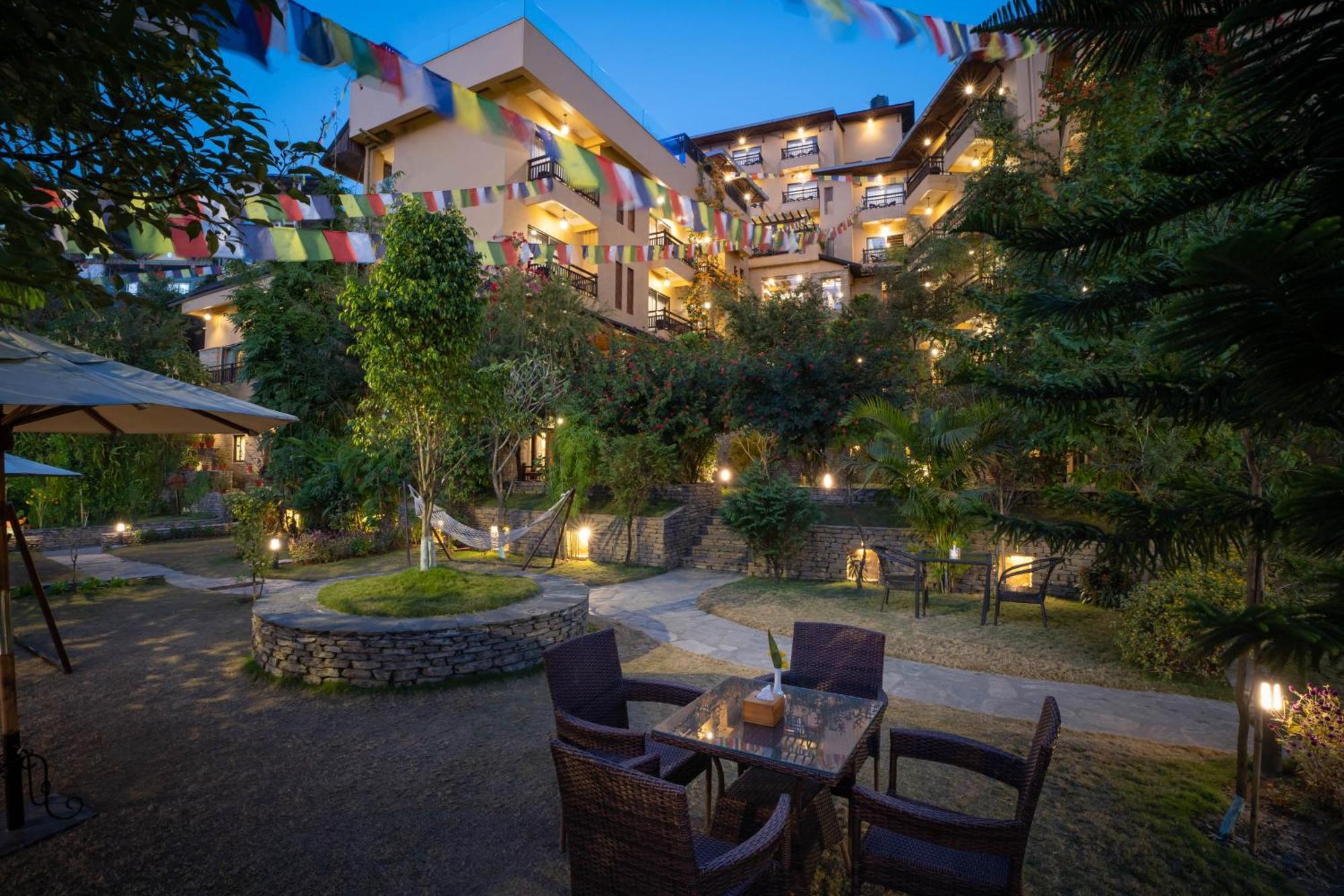 Bar Peepal Resort Pokhara Ngoại thất bức ảnh The hotel's courtyard