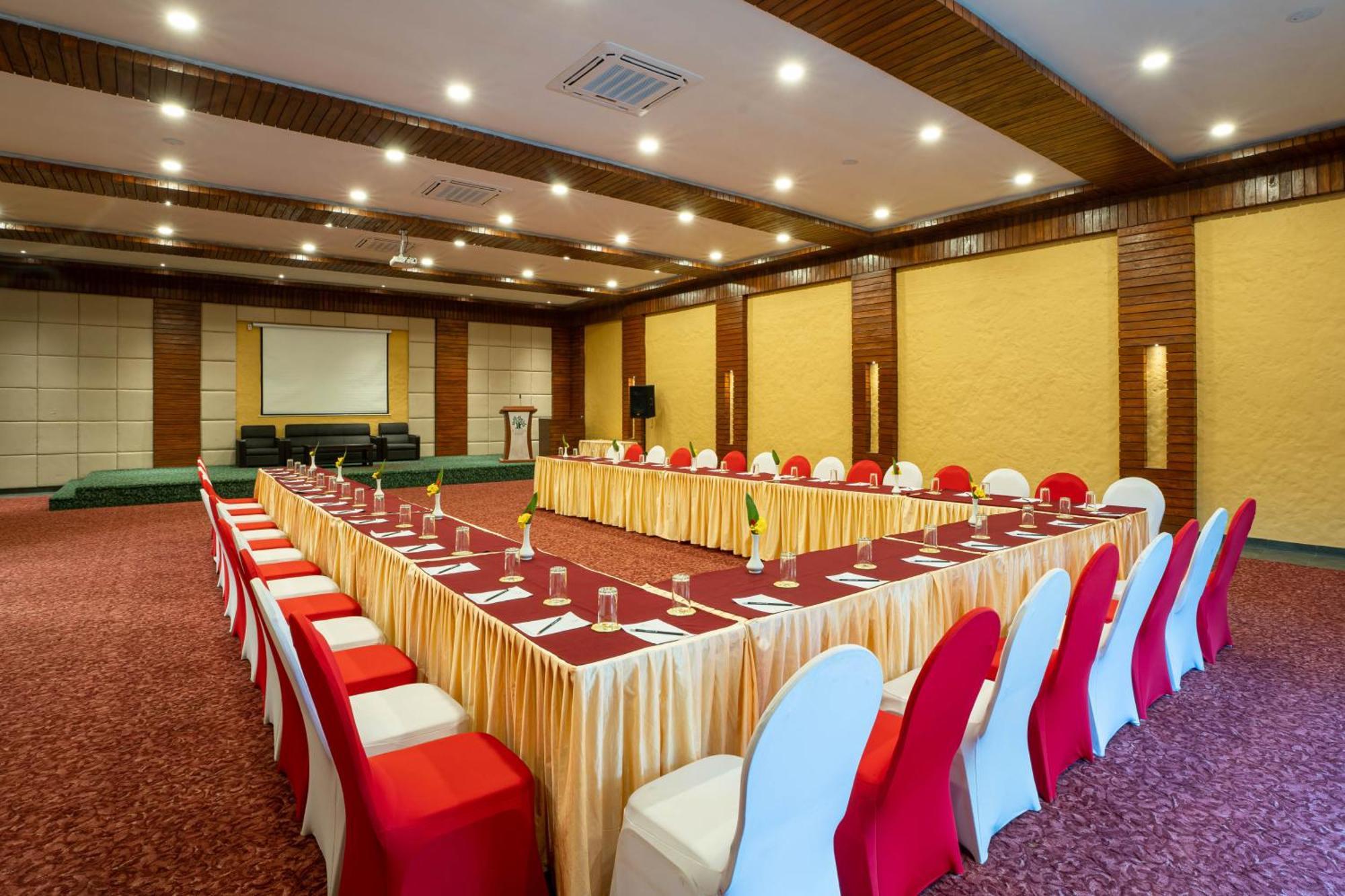 Bar Peepal Resort Pokhara Ngoại thất bức ảnh Meeting room
