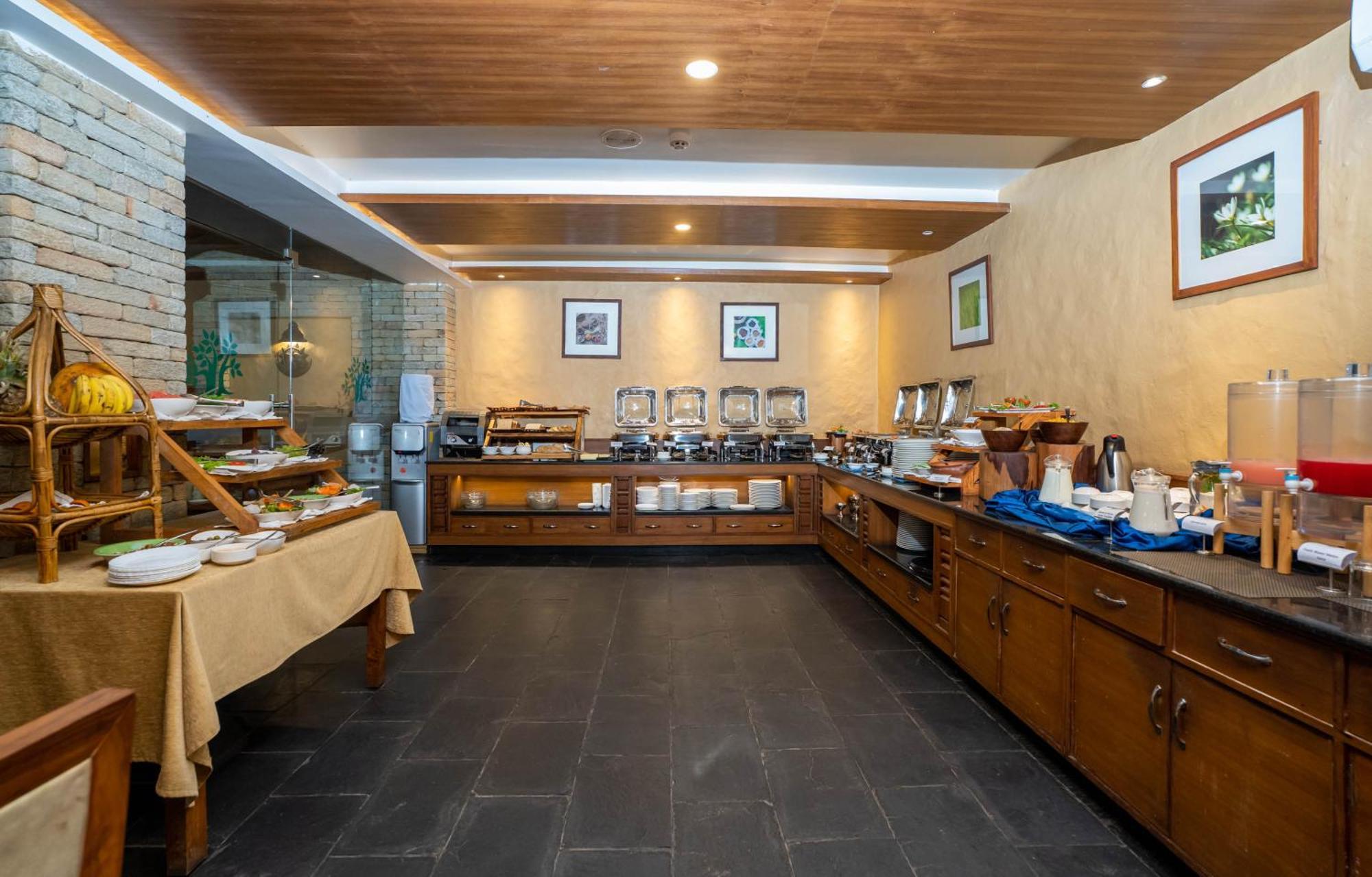 Bar Peepal Resort Pokhara Ngoại thất bức ảnh The buffet at the restaurant