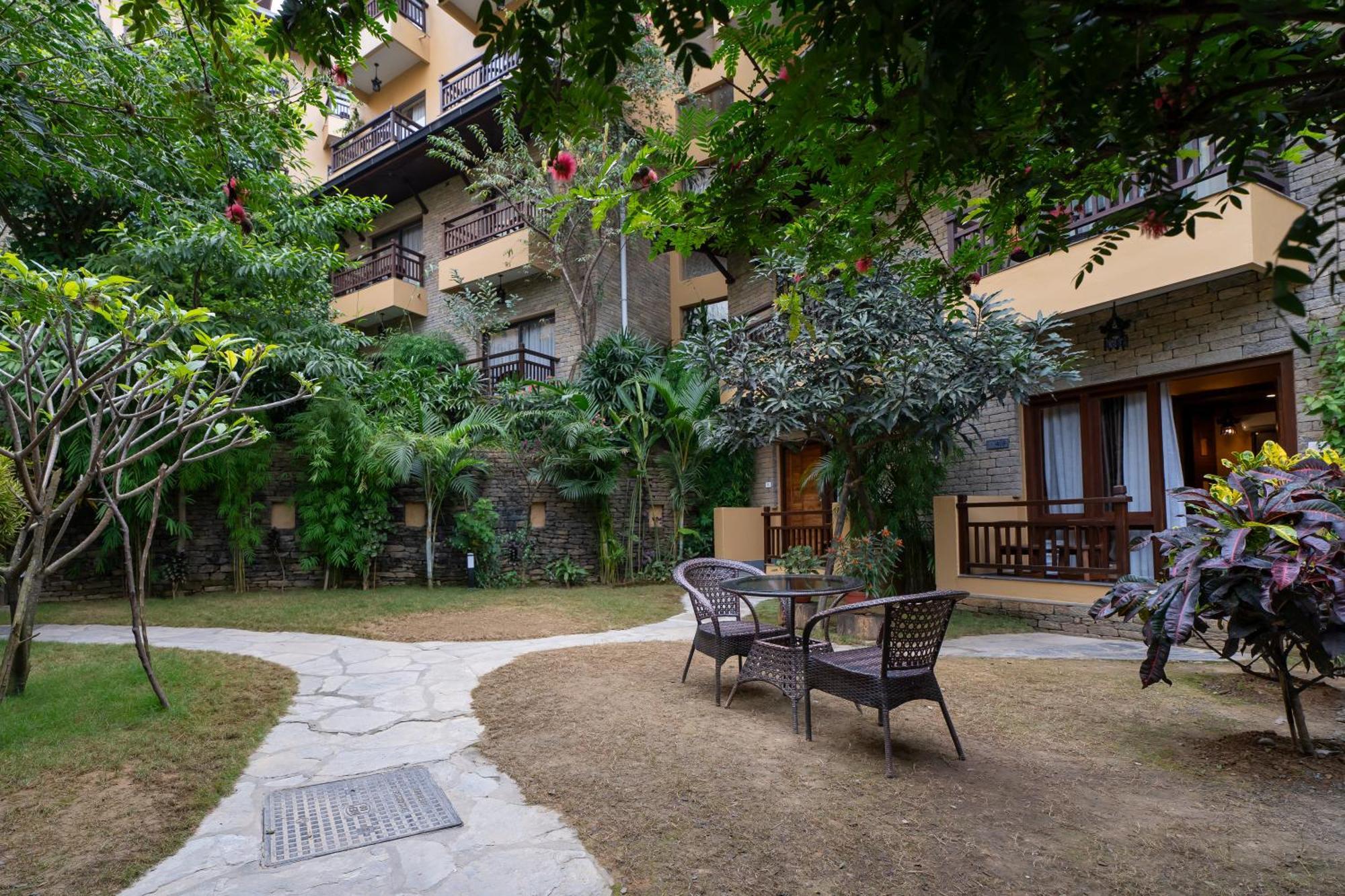 Bar Peepal Resort Pokhara Ngoại thất bức ảnh The hotel's garden